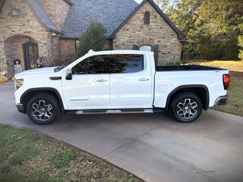 Used 2025 GMC Sierra 1500 SLT image 2