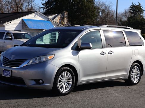 Used 2016 Toyota Sienna XLE Premium image 3