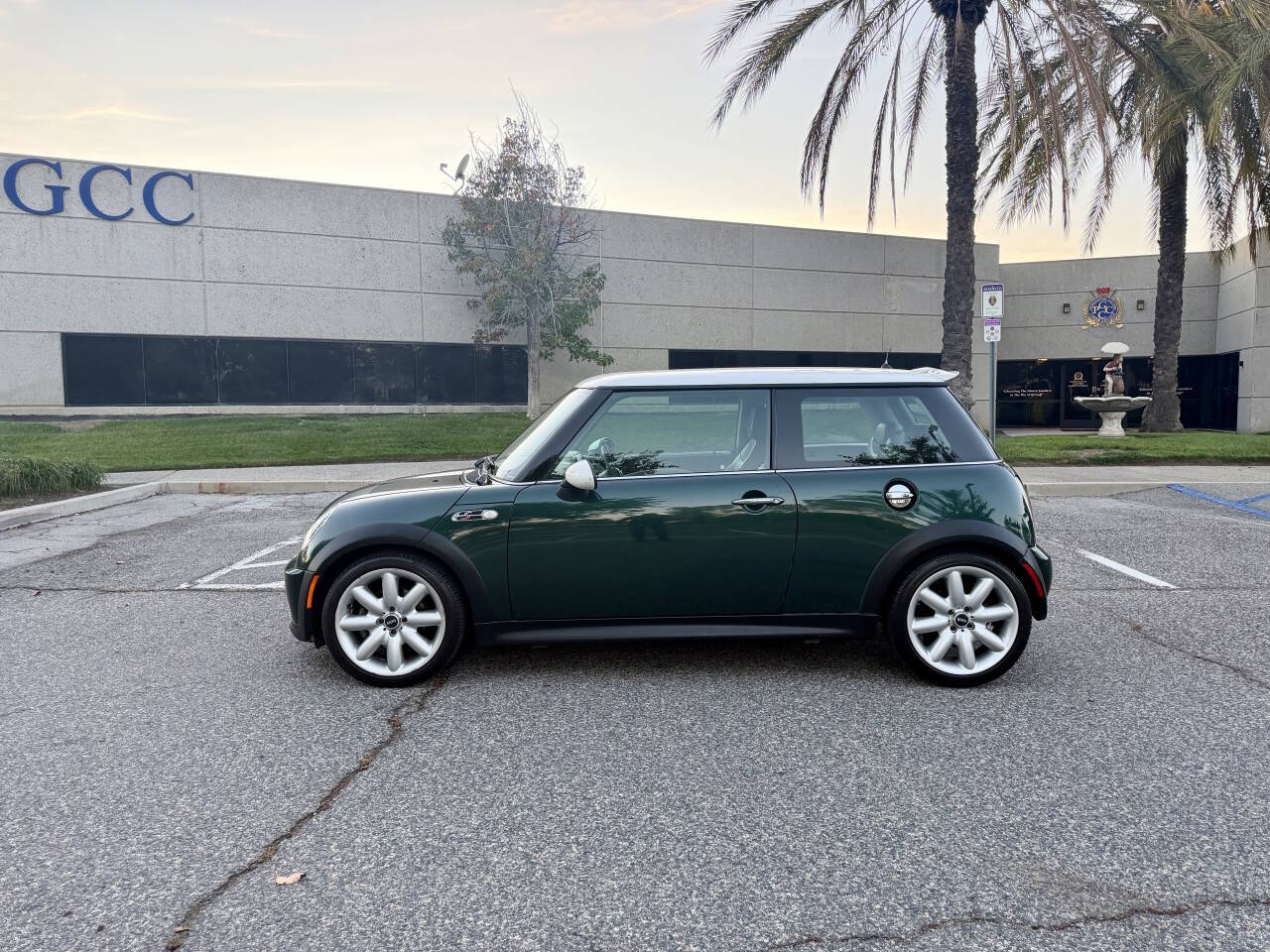 Used 2003 MINI Cooper S 2-Door Hardtop FWD image 2