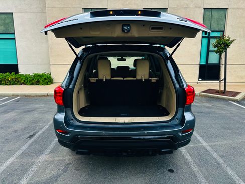 Used 2017 Nissan Pathfinder SV image 32