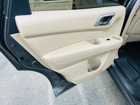 Used 2017 Nissan Pathfinder SV image 12