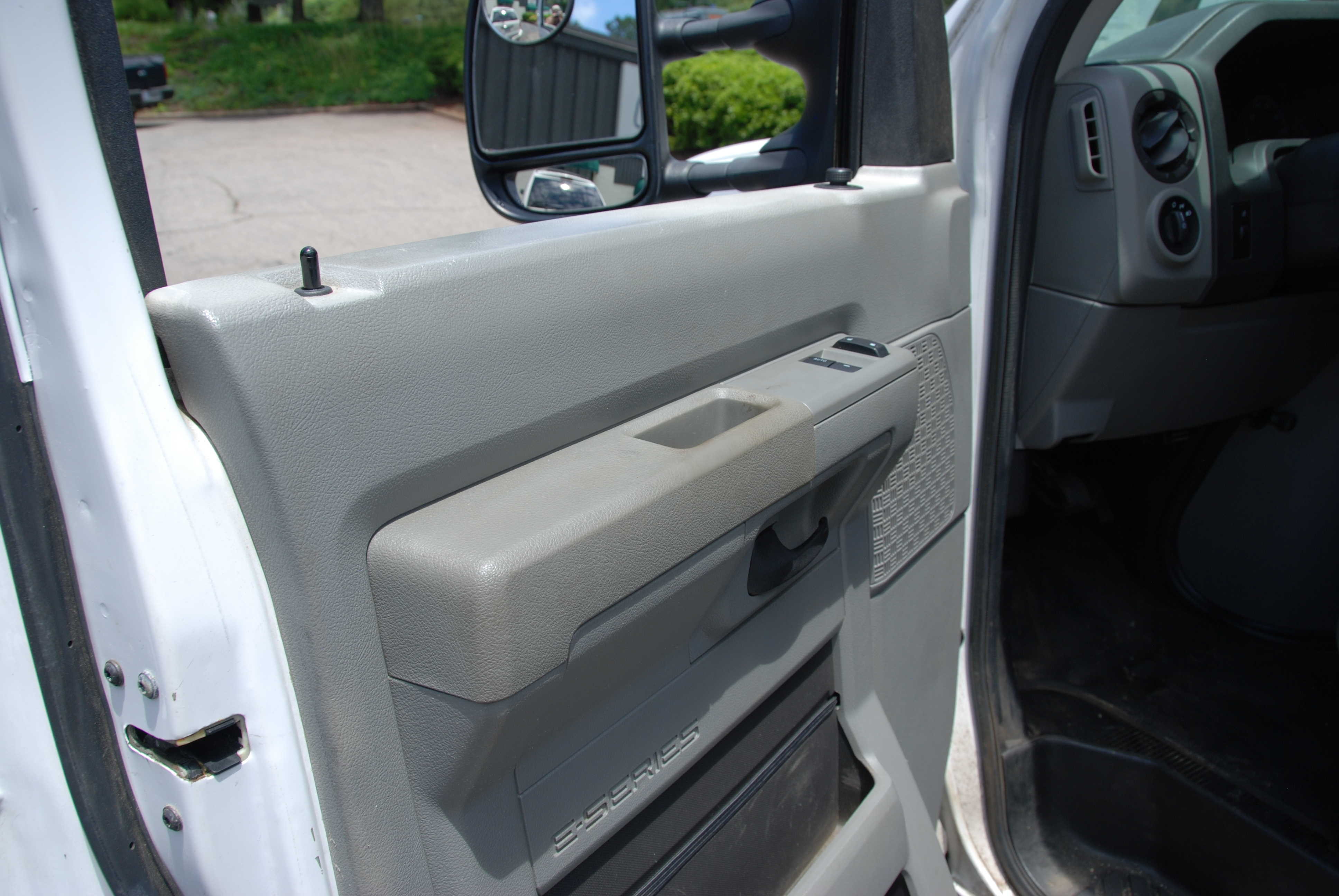 Used 2015 Ford E-350 and Econoline 350 Super Duty RWD image 18