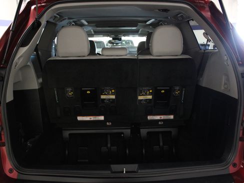 Used 2018 Toyota Sienna AWD image 10