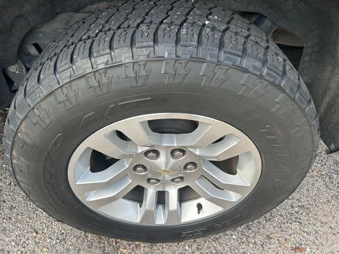 Used 2019 Chevrolet Suburban LT image 17