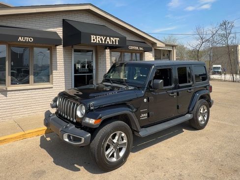 Used 2020 Jeep Wrangler Unlimited Sahara image 2