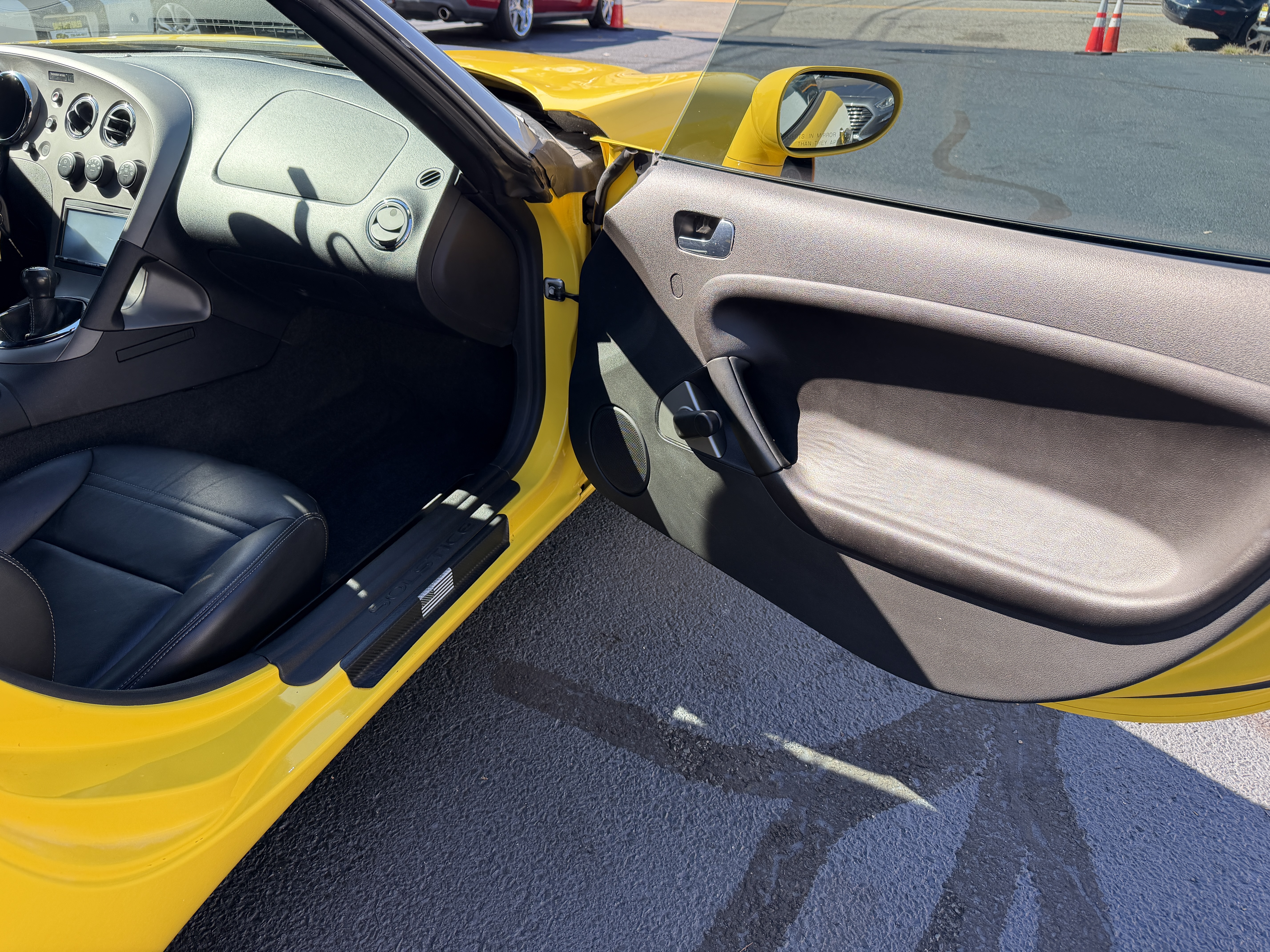 Used 2007 Pontiac Solstice Convertible RWD image 10