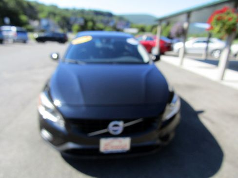 Used 2018 Volvo S60 T5 Dynamic AWD image 3