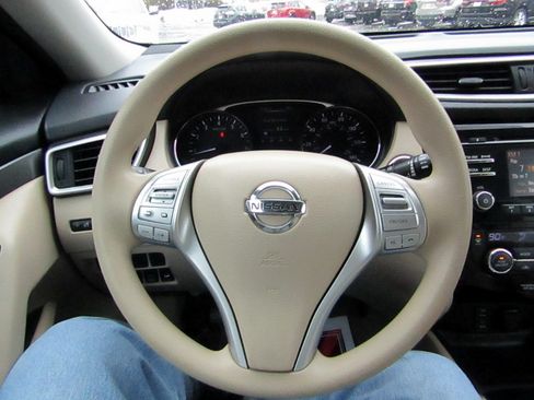 Used 2015 Nissan Rogue SV image 18