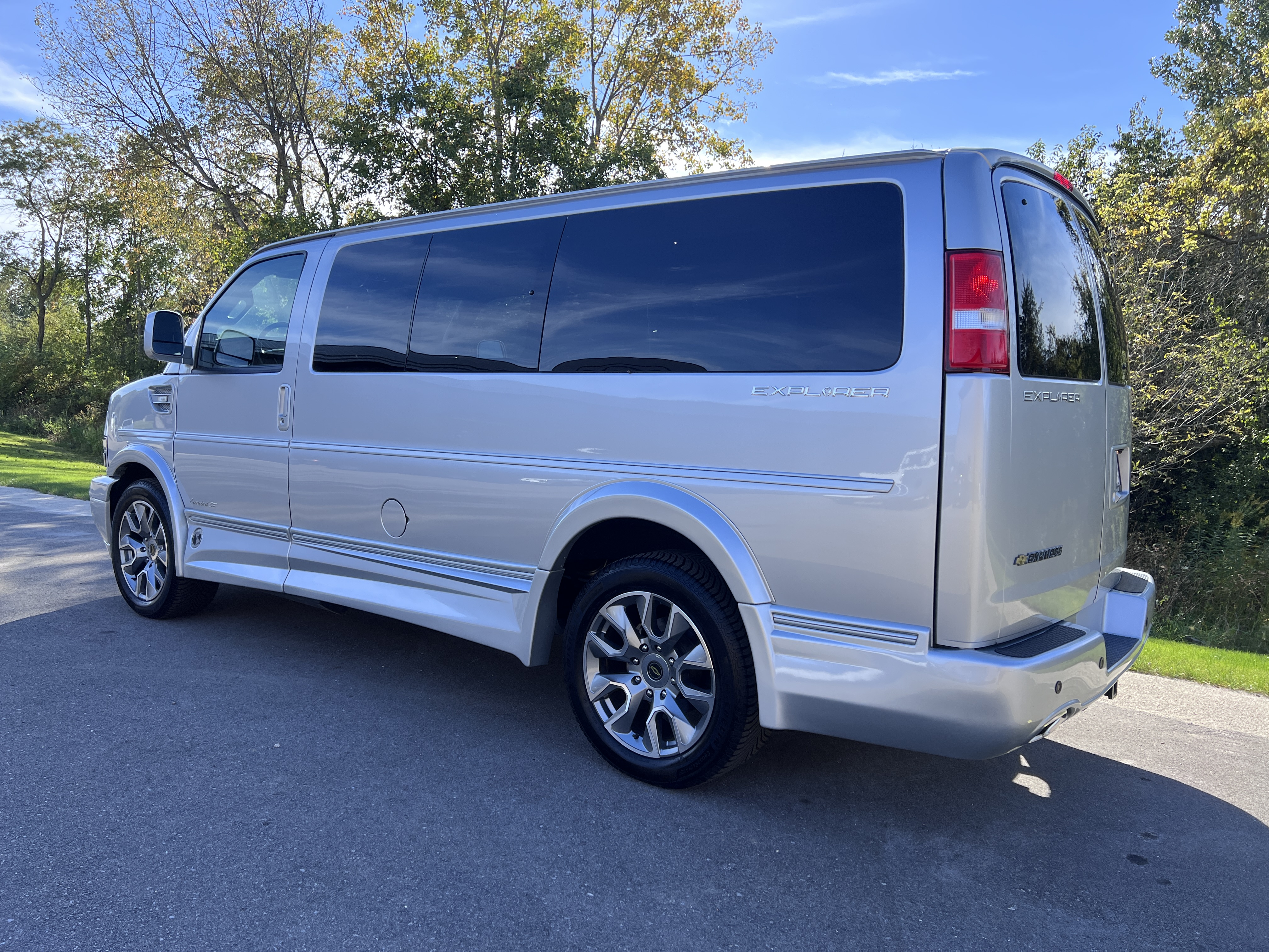 Used 2024 Chevrolet Express 2500 UNAVAIL RWD image 4