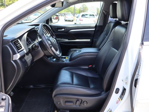 Used 2019 Toyota Highlander AWD XLE V6 image 12