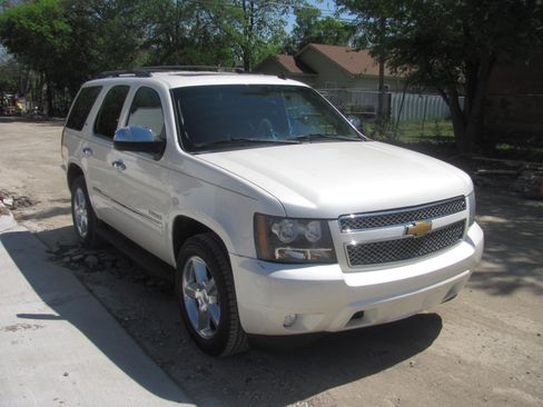 Used 2014 Chevrolet Tahoe LTZ image 2
