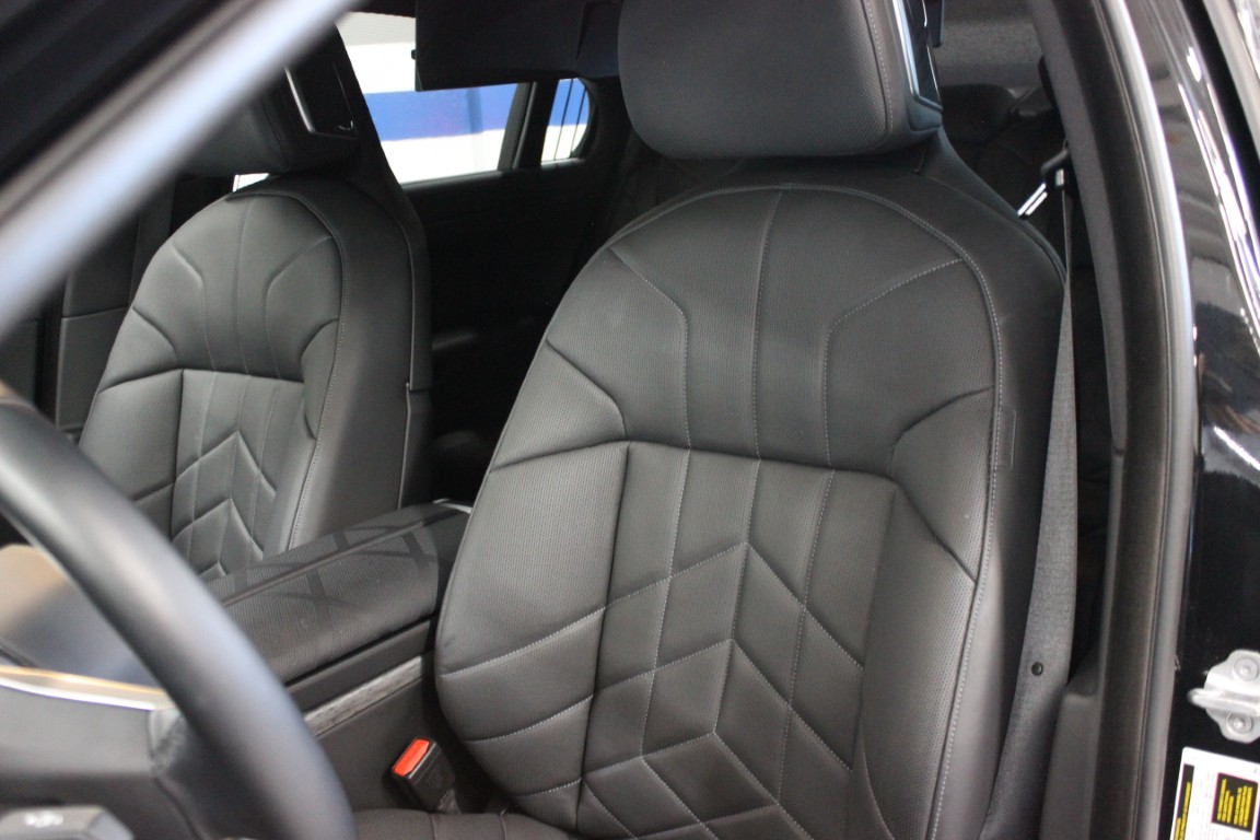 Used 2024 BMW i7 xDrive60 AWD/4WD image 44