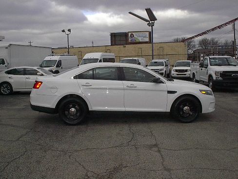 Used 2015 Ford Taurus image 3