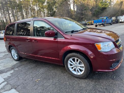 Used 2018 Dodge Grand Caravan SXT image 4