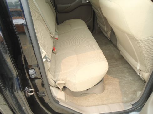 Used 2015 Nissan Frontier 4x4 Crew Cab SV image 9