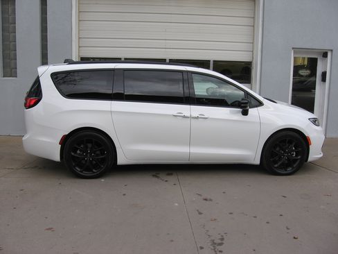 Used 2025 Chrysler Pacifica Limited image 17