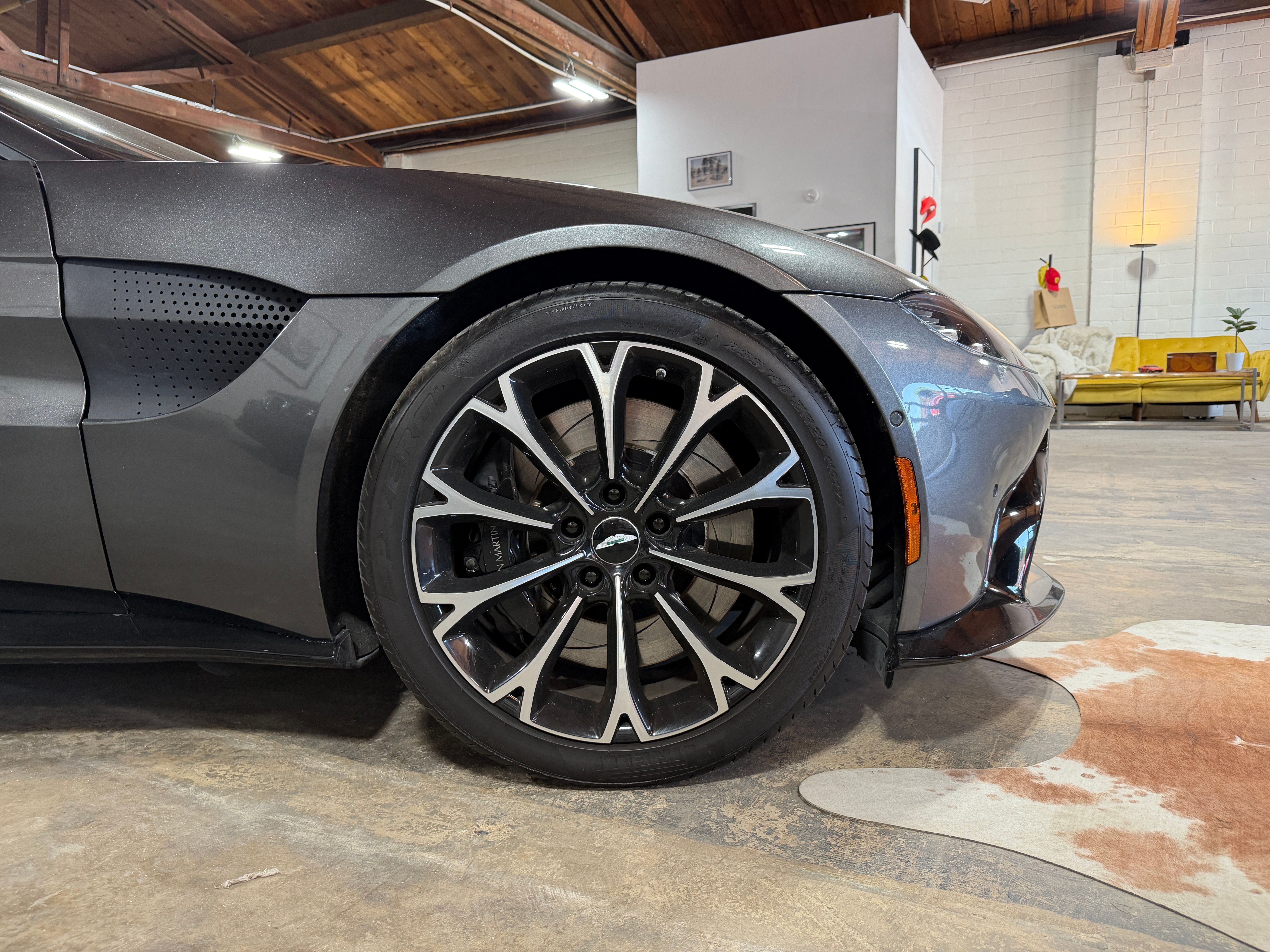 Used 2019 Aston Martin V8 Vantage Coupe RWD image 12