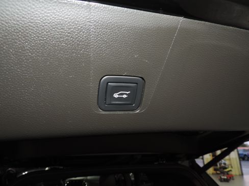 Used 2023 Chevrolet Traverse RS image 29