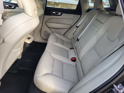 Used 2022 Volvo XC60 B5 Momentum image 17