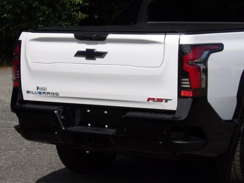 Used 2025 Chevrolet Silverado EV 4x4 Crew Cab RST image 13