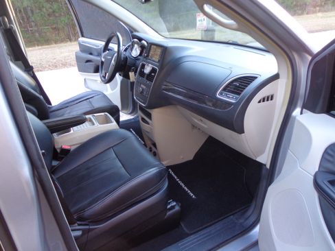 Used 2014 Chrysler Town & Country Touring image 8