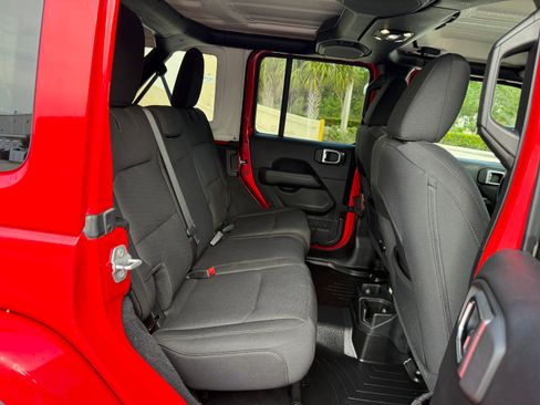 Used 2019 Jeep Wrangler 4WD Unlimited Sahara image 14