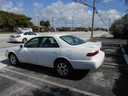 Used 1999 Toyota Camry LE V6 Sedan FWD image 3