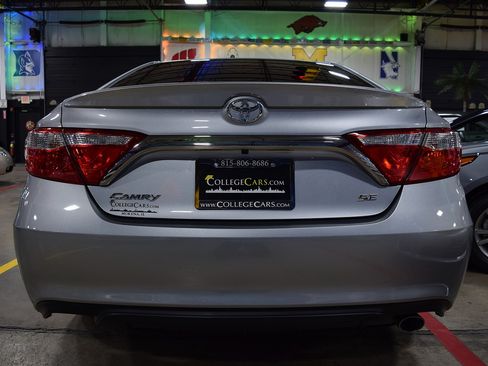 Used 2016 Toyota Camry SE image 9