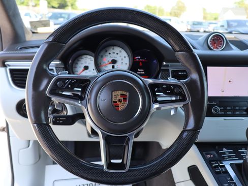 Used 2018 Porsche Macan Turbo AWD/4WD image 21