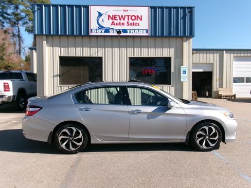 Used 2017 Honda Accord EX-L image 2