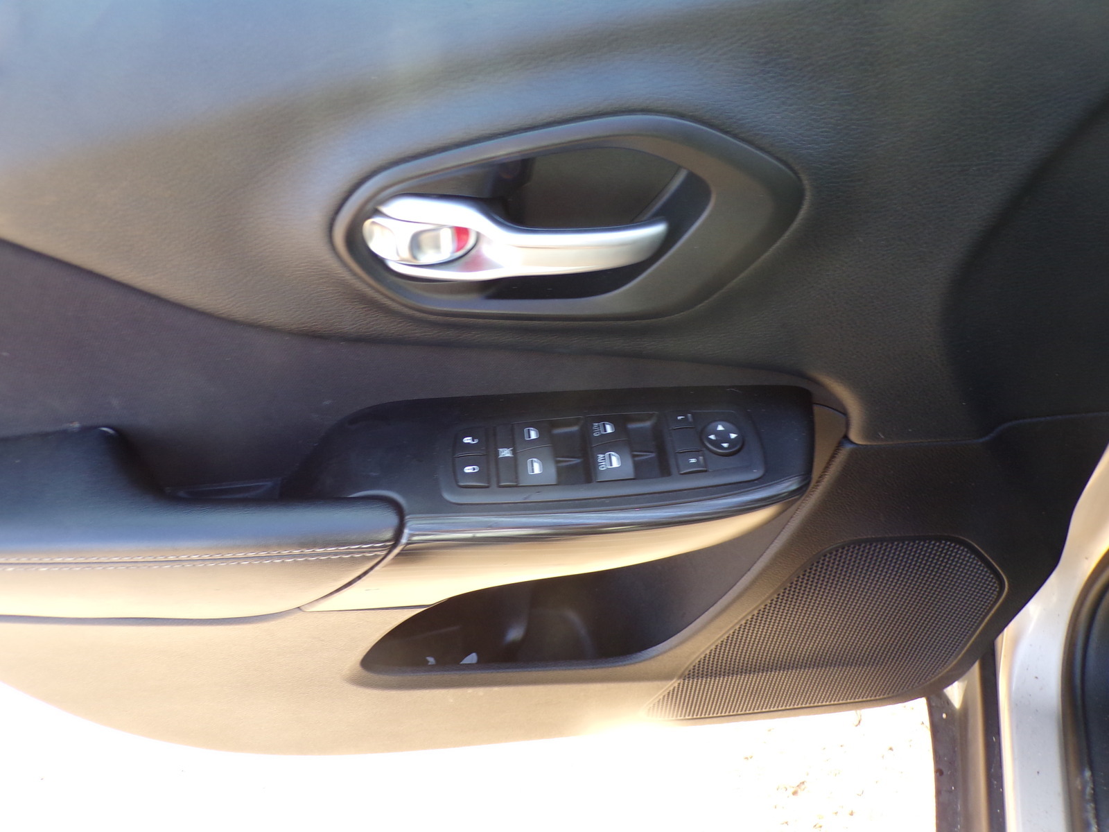 Used 2014 Jeep Cherokee Latitude AWD/4WD image 11