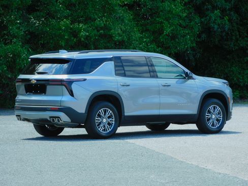 Used 2026 Chevrolet Traverse FWD LT image 6