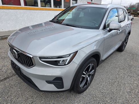 Used 2024 Volvo XC40 B5 Core image 3