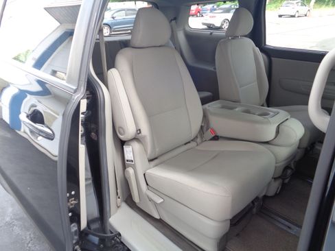 Used 2016 Kia Sedona LX FWD image 8