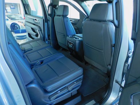 Used 2025 Chevrolet Suburban Z71 image 11