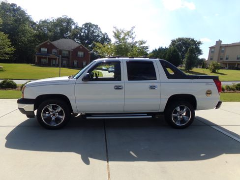 Used 2005 Chevrolet Avalanche LS image 2