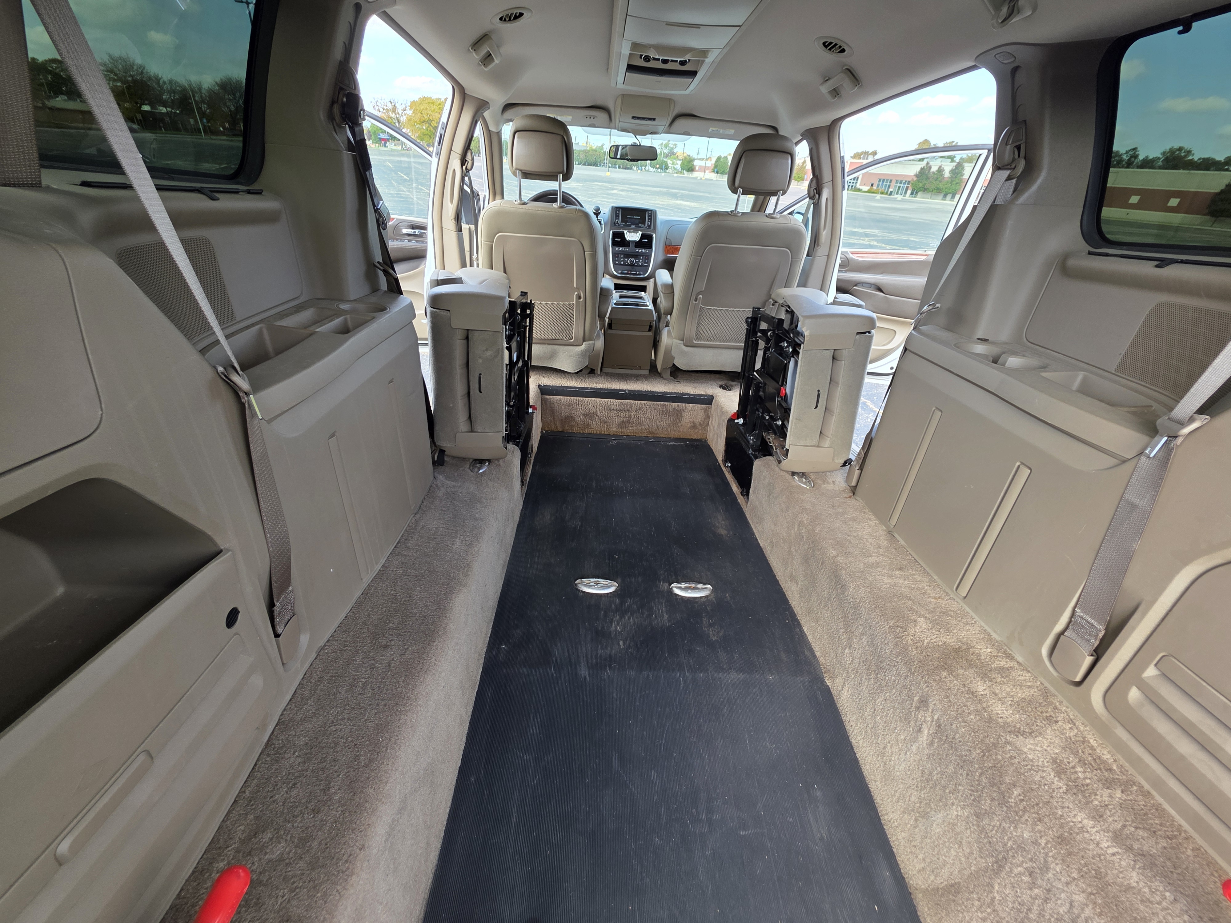 Used 2016 Chrysler Town & Country Touring FWD image 22