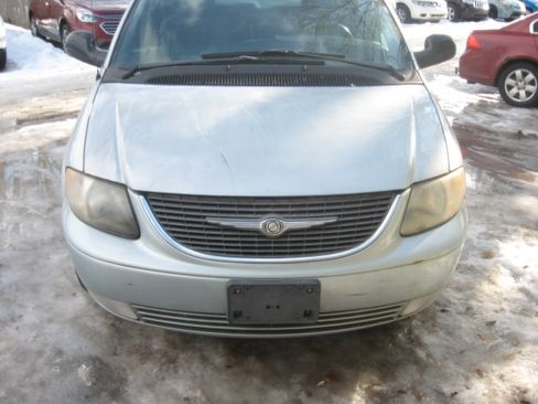 Used 2001 Chrysler Town & Country Limited image 2