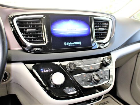 Used 2017 Chrysler Pacifica Touring-L image 36