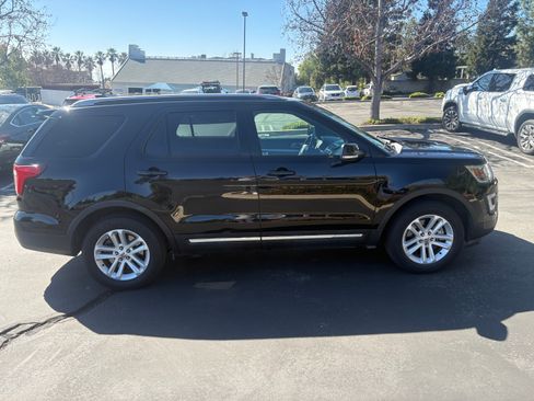Used 2016 Ford Explorer XLT image 4