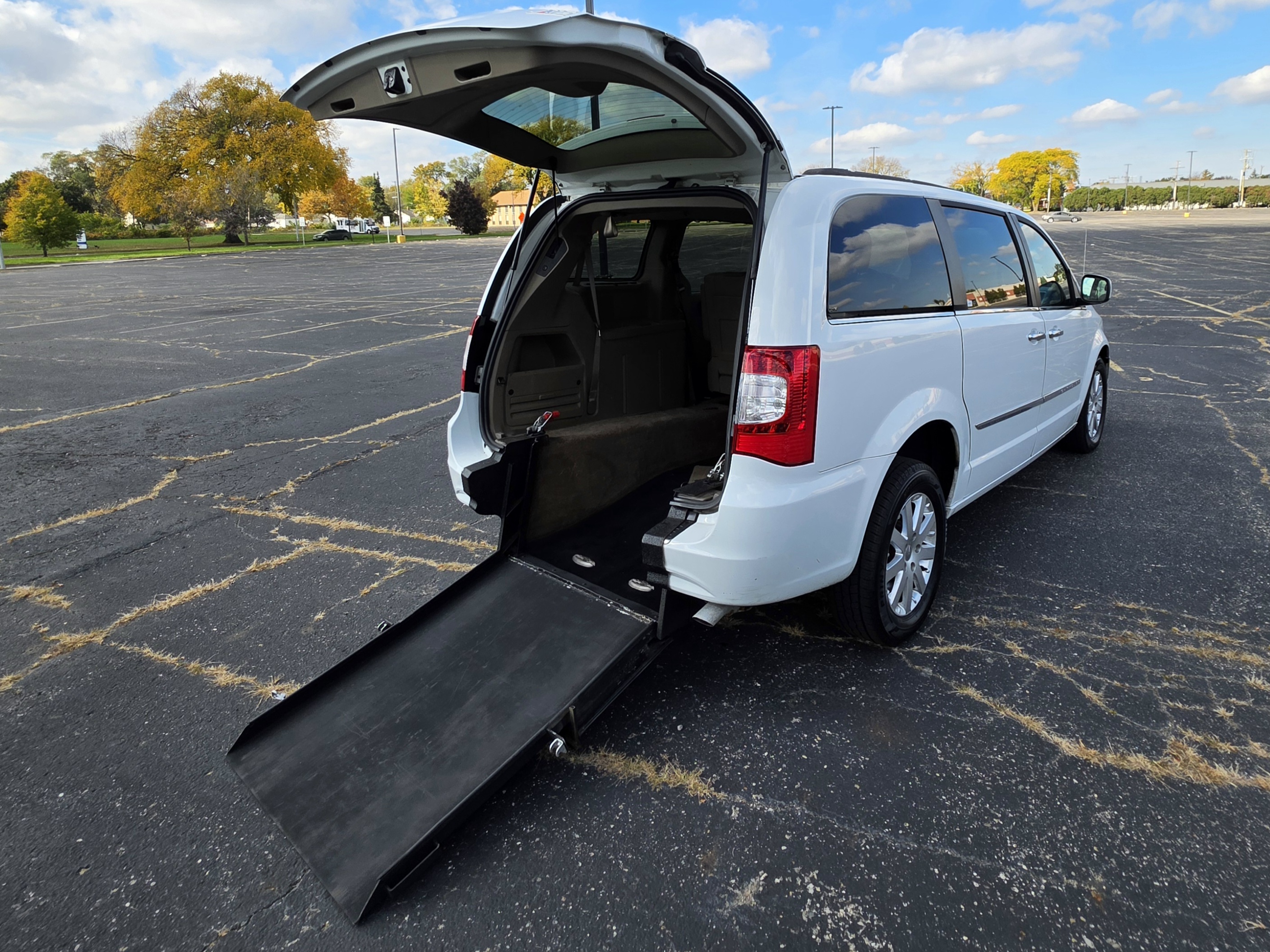 Used 2016 Chrysler Town & Country Touring FWD image 1