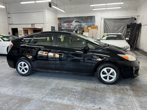 Used 2015 Toyota Prius Two image 9