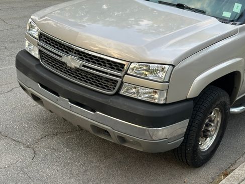 Used 2005 Chevrolet Silverado 2500 4x4 Extended Cab image 17