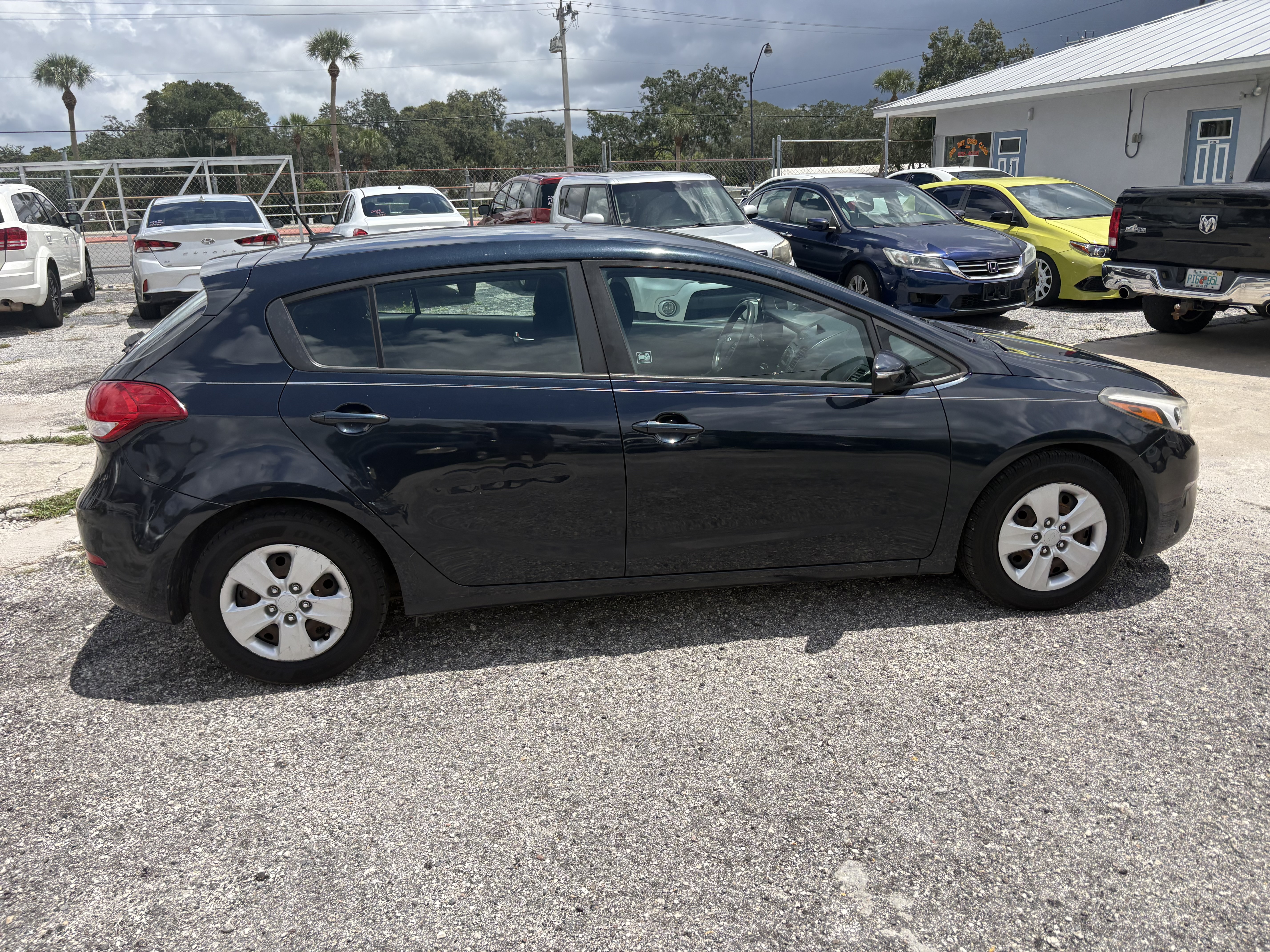 Used 2017 Kia Forte LX Hatchback FWD image 4
