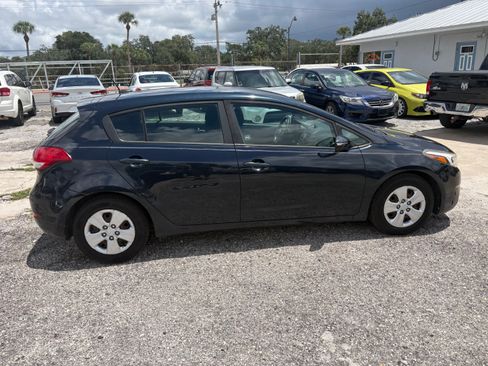 Used 2017 Kia Forte LX Hatchback FWD image 4