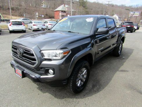 Used 2018 Toyota Tacoma SR5 image 4