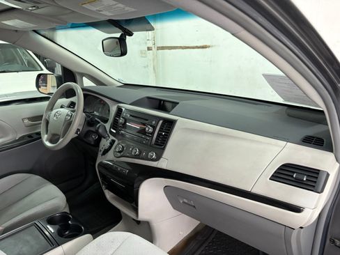 Used 2012 Toyota Sienna LE FWD image 18