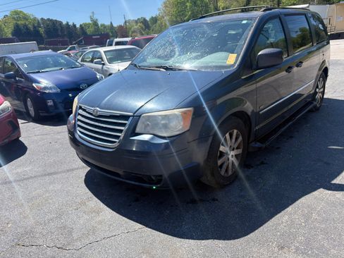 Used 2009 Chrysler Town & Country Touring image 6