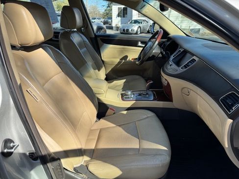 Used 2012 Hyundai Genesis 4.6 image 16