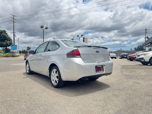 Used 2010 Ford Focus SE Coupe FWD image 6